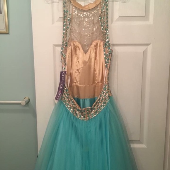 Prom dress - Picture 2 of 3